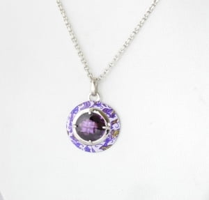 collana con pendente colorato